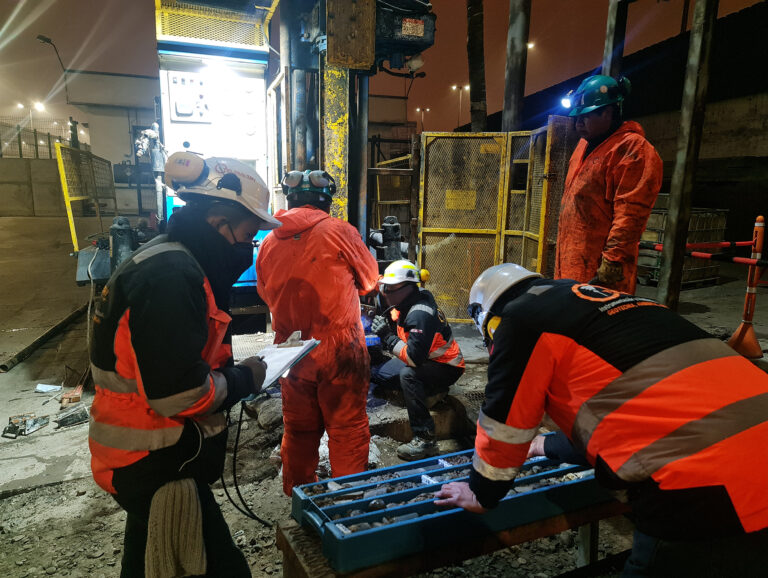 Instalación de Piezómetros de Cuerda Vibrante para Presa de Relaves 8-1a
