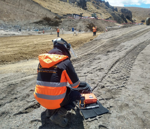 LECTURAS PREVIAS A LA INSTALACIÓN DE UN PIEZÓMETRO DE CUERDA VIBRANTE EN UNA PRESA DE RELAVES