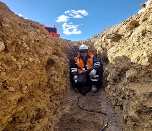 INSTALACIÓN DE CABLE PARA PÍEZOMETRO DE CUERDA VIBRANTE EN ZANJA PARA PRESA DE RELAVE